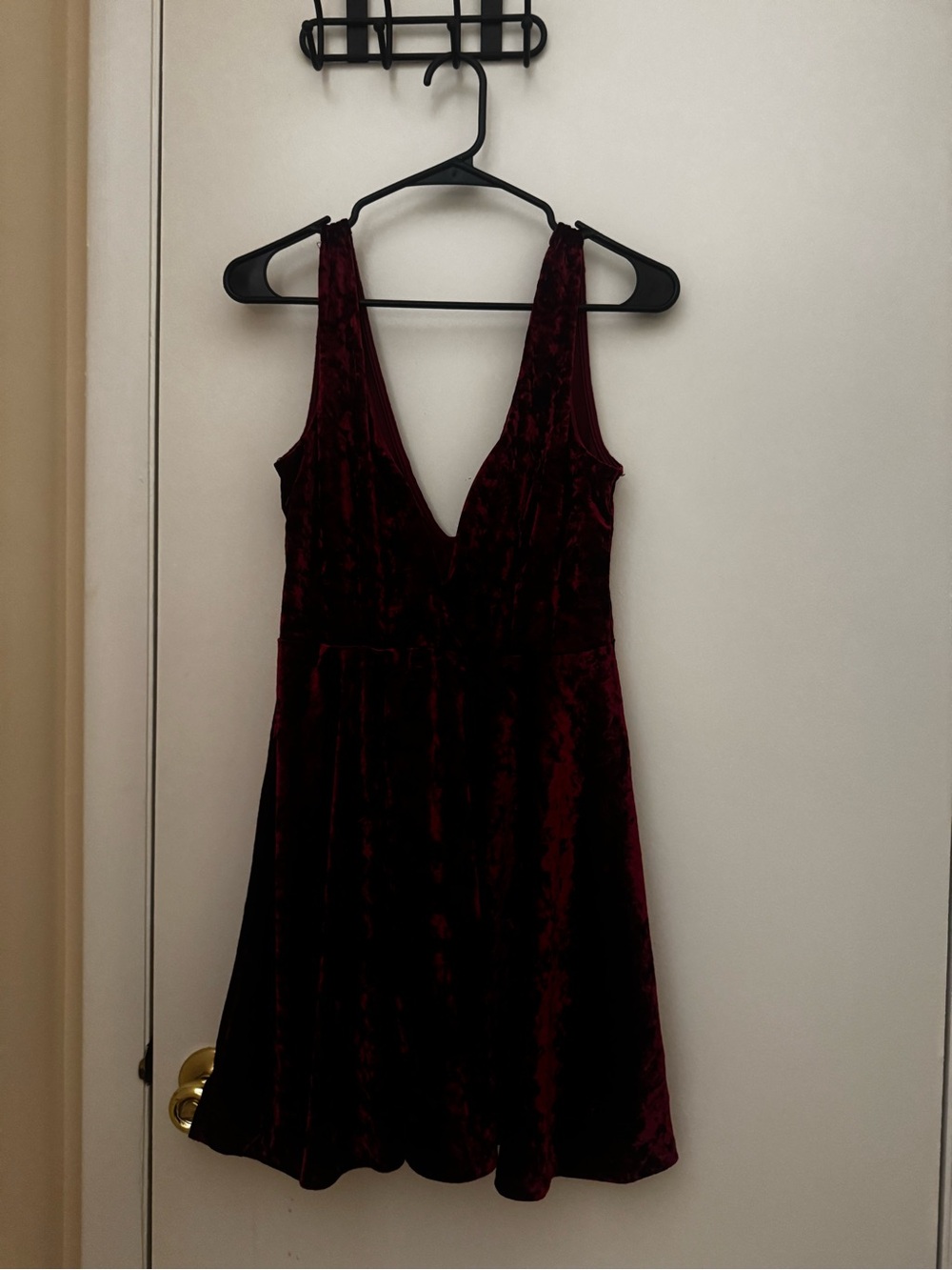 Lulu's Deep Burgundy Velvet V‑Neck Mini Dress